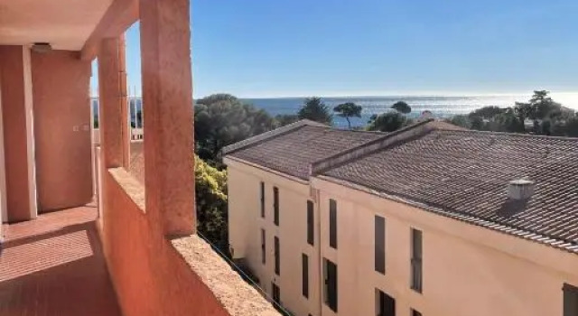 Bright studio with BALCONY 400m from the BEACH