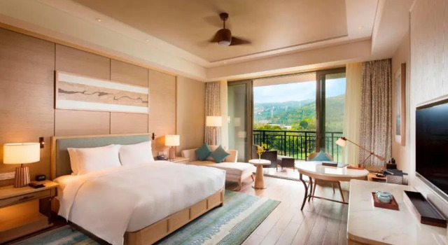 Номер Standard с балконом Hilton Yuxi Fuxian Lake