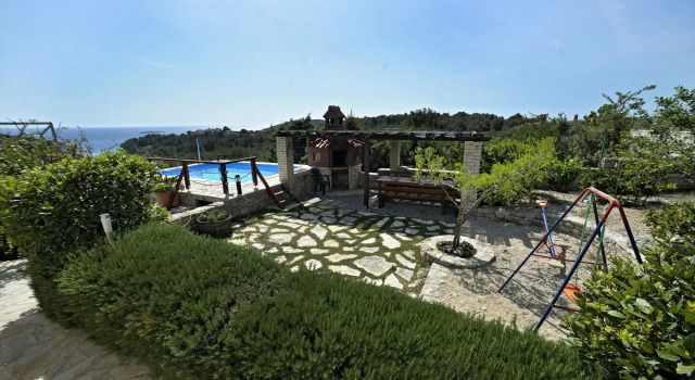 Toni - With Pool and View - A2