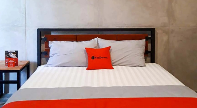 RedDoorz Syariah near Lombok Epicentrum Mall, Забронировать Отель Недорогие отели Матарам, рядом с Lombok Epicentrum Mall, недорого