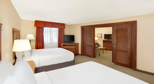 Четырёхместный люкс Holiday Inn Express Dallas Market Center by IHG