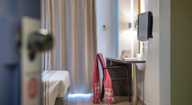 Двухместный номер с видом на бассейн Mayfair Hotel
