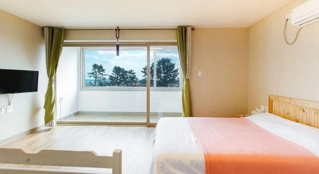 Jeju Pine Beach Pension, Забронировать Отель Отели Согвипхо с парковкой, Парковка