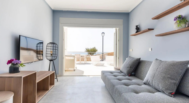 Apartment with spacious roof terrace and sea view