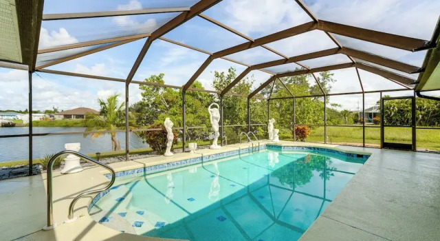 Коттедж 4 Mi to Beach: Canal-front Home in Port Charlotte!