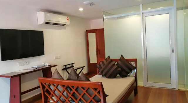 Номер Standard с балконом Heeren Straits Hotel