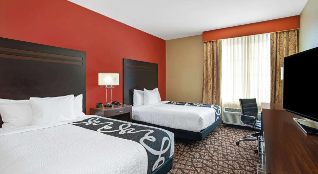 Четырёхместный номер Standard с видом на поле для гольфа La Quinta by Wyndham Pecos