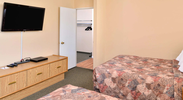 Четырёхместный люкс Canadas Best Value Inn Whitecourt