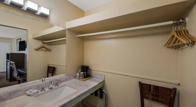 Четырёхместный номер Standard Rodeway Inn Flagstaff-Downtown