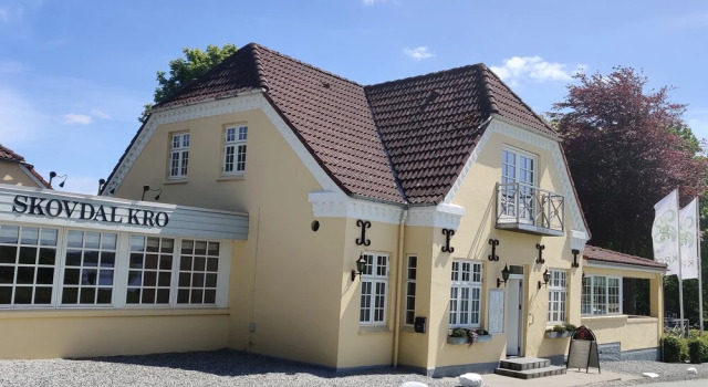 Skovdal Kro, Boek Hotel Hotels in Jelling met parkeren, in de buurt van Jelling stones, Parkeren