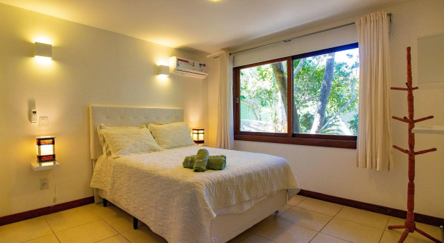Casa com Cinco Suítes em Condomínio Seguro a 1min da Praia do Forno Por Luxury Rentals