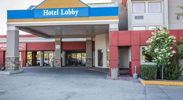 Quality Inn & Conference Centre, Book Hotel Red Deer Central Alberta