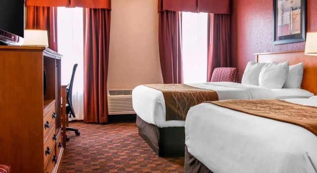 Четырёхместный номер Standard Comfort Inn & Suites and Conference Center
