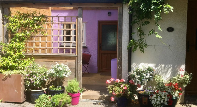 Cute self-contained guest room with ensuite and private decked porch in Glastonbury, Забронировать Гостевой дом Отели Гластонбери с парковкой, рядом с Lake Village Museum, Парковка