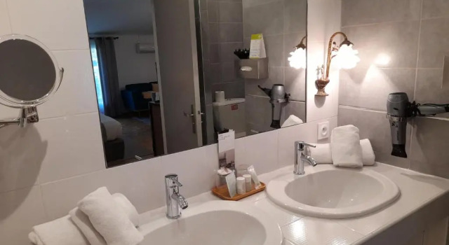 Номер Superior Logis Hôtel Fabian des Baux