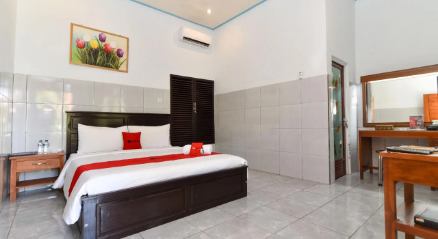 RedDoorz Plus @ Singaraja, Book Pension Singaraja Buleleng
