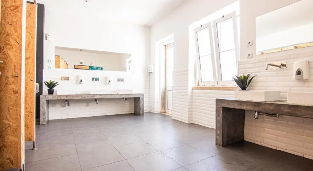Кровать в общем номере с 6 комнатами Hostellicious