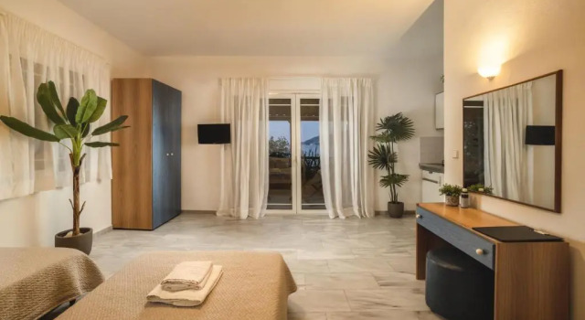 Private Studio Apartment, Unique Location - Sea View