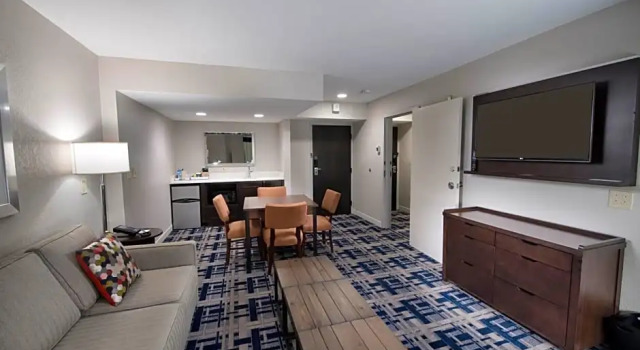 Четырёхместный люкс Four Points by Sheraton Charlotte - Lake Norman