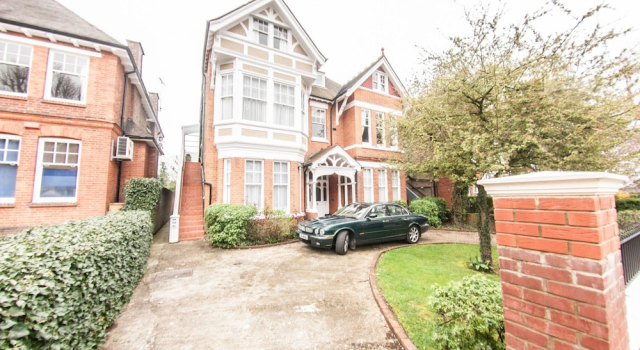 Bright, Airy 2BR Ealing Broadway Flat for 4, Забронировать Отель Отели Англии 3 звезды, 3*