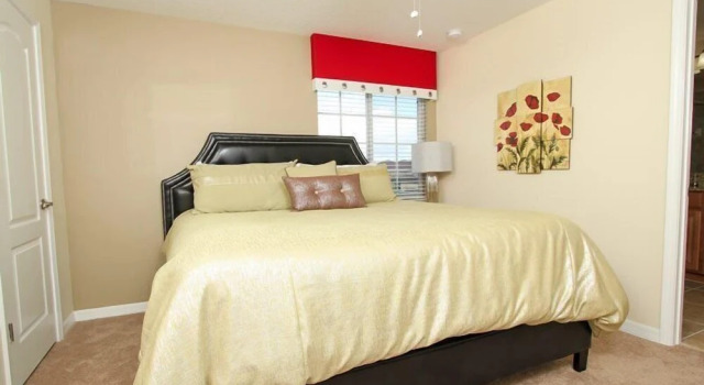 5 Bedroom 4 Bath Paradise Palms Town Home With a Lake View