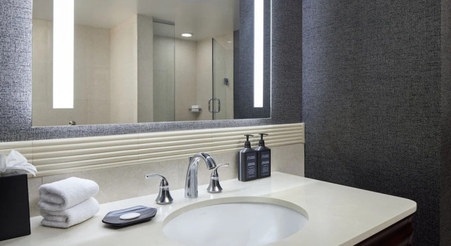 Четырёхместный номер Standard с видом на внутренний двор Sheraton Valley Forge King of Prussia