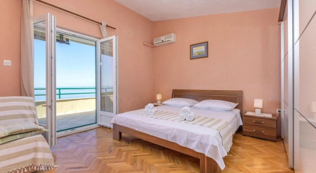 Beautiful Home in Makarska With Wifi and 4 Bedrooms