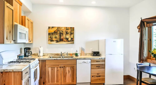 Апартаменты c 1 комнатой с балконом Columbia Falls Apt ~ 17 Mi to Whitefish Resort!