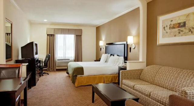 Люкс Holiday Inn Express Hotel & Suites La Porte