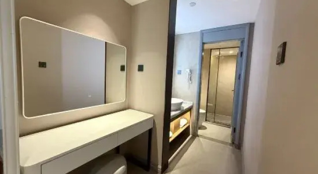 Люкс Deluxe Vienna International Hotel (Kunming Huochezhan Xishan wandaguangchang dian)Dianchiludian)