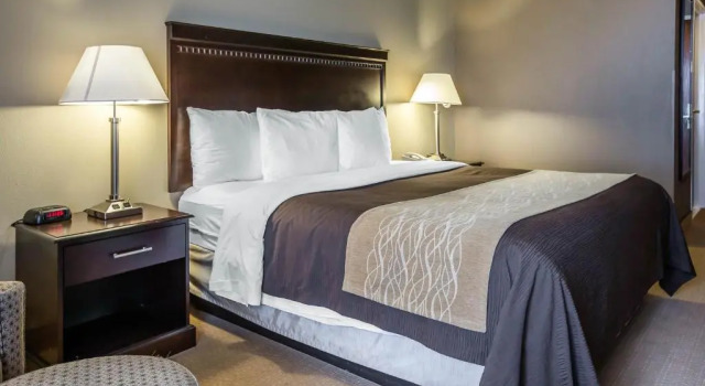 Номер Standard Comfort Inn & Suites near Tinley Park Amphitheater
