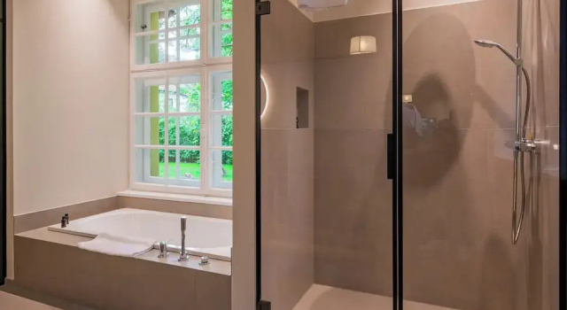 Люкс Gutshotel Menterschwaige - Heritage Boutique Hotel with Timless Elegance