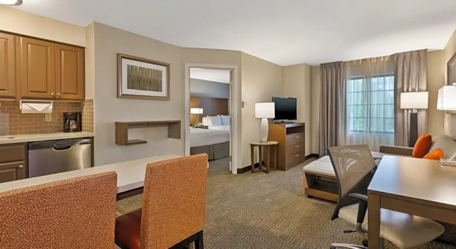 Четырёхместный люкс c 1 комнатой Staybridge Suites Kalamazoo by IHG
