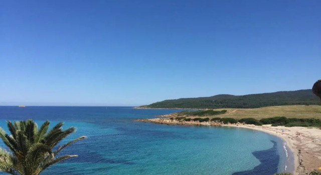 Ajaccio magnifique T2 37m2 centre ville vue mer au bord de la plage Neuf 4 couchages balcon parking privé fermé Clim wifi, Varaa Huoneisto Ajaccio 