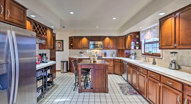 Коттедж Expansive Mountain Retreat w/ Views of Pikes Peak!