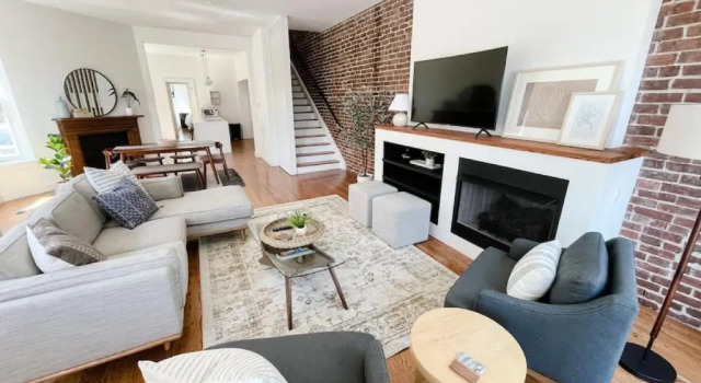 Коттедж Historic 1900s Townhome with a Modern Flair