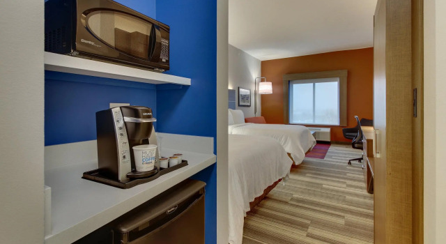 Четырёхместный люкс Holiday Inn Express & Suites - Nashville MetroCenter Downtown by IHG