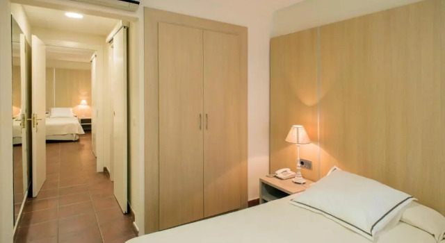 Четырёхместный номер Standard с видом на улицу Hotel Capri