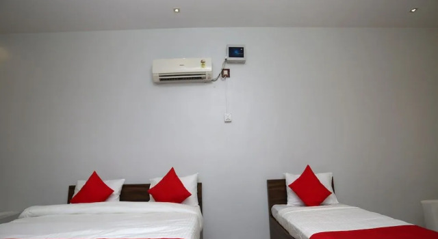 OYO 18501 The Palms Resort, Забронировать Курортный отель Отели Аллахабад с парковкой, Парковка