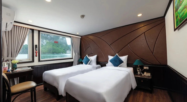 Amanda Cruise Ha Long Bay