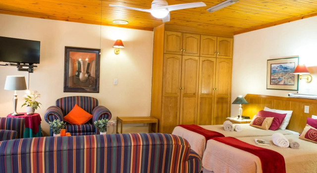 Eikepark Self Catering, Забронировать Отель Отели Стелленбос с парковкой, рядом с African Art Boutique Stellenbosch, Парковка