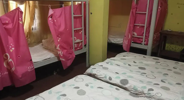 Кровать в общем номере Drunken Beauty hotel
