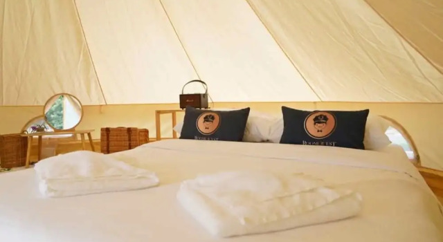 Тент с видом на озеро Yellowstone Camps Resort Khao Yai