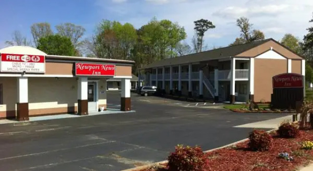 Кровать в общем номере Newport News Inn