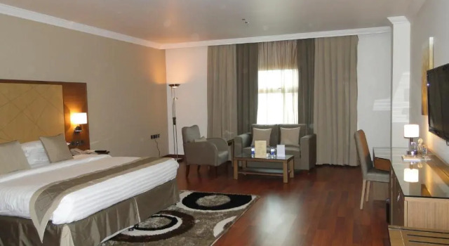 Полулюкс Отель Golden Tulip Buraidah