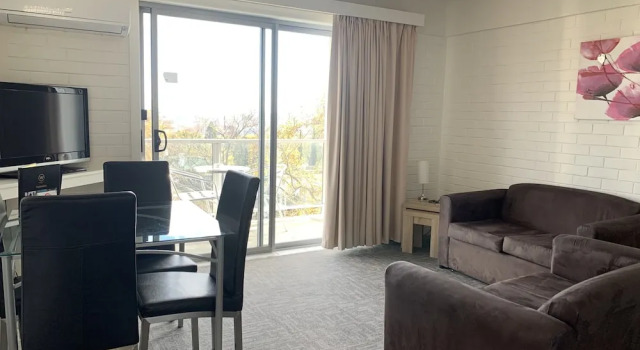 Апартаменты с 2 комнатами с балконом Adina Place Motel Apartments