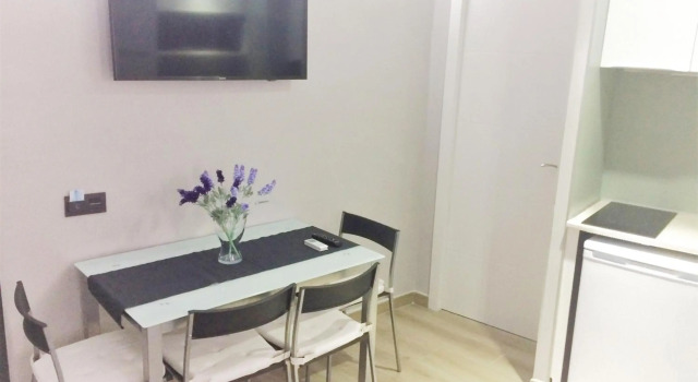 Barcelona Fifteen central Aparthotel, Забронировать Отель Сантс-Монжуик , рядом с Приход Св. Августина
