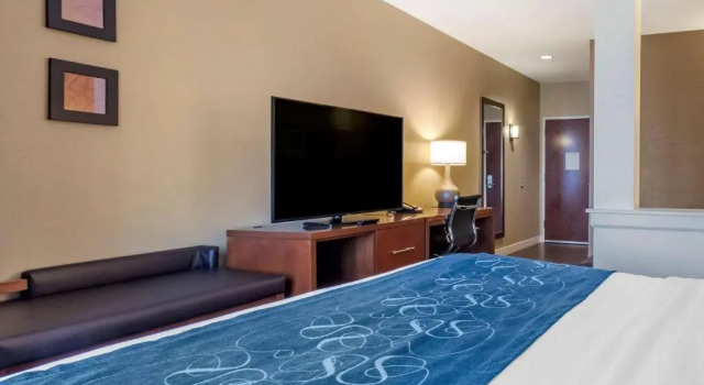 Люкс Comfort Suites Airport-University