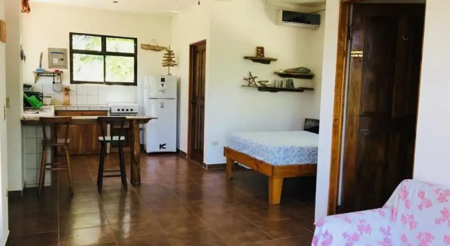 Burnt Toast Surf Camp - Hostel