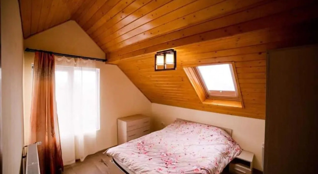 Cheerful 6-bedroom villa with indoor fireplace - price for entire property, Varaa Villa  